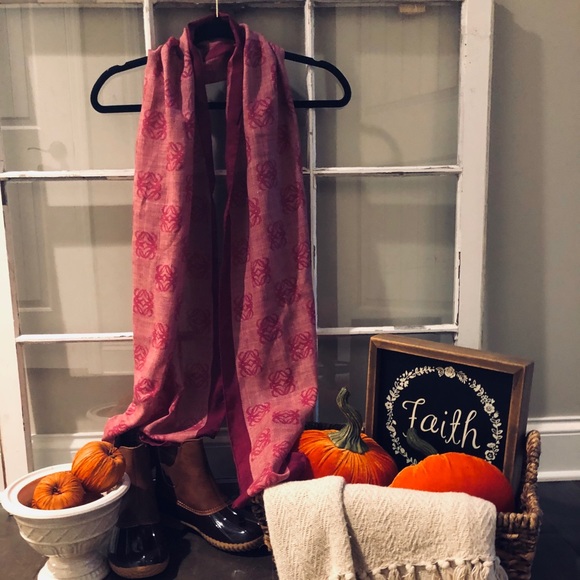 Accessories - Stunning scarf